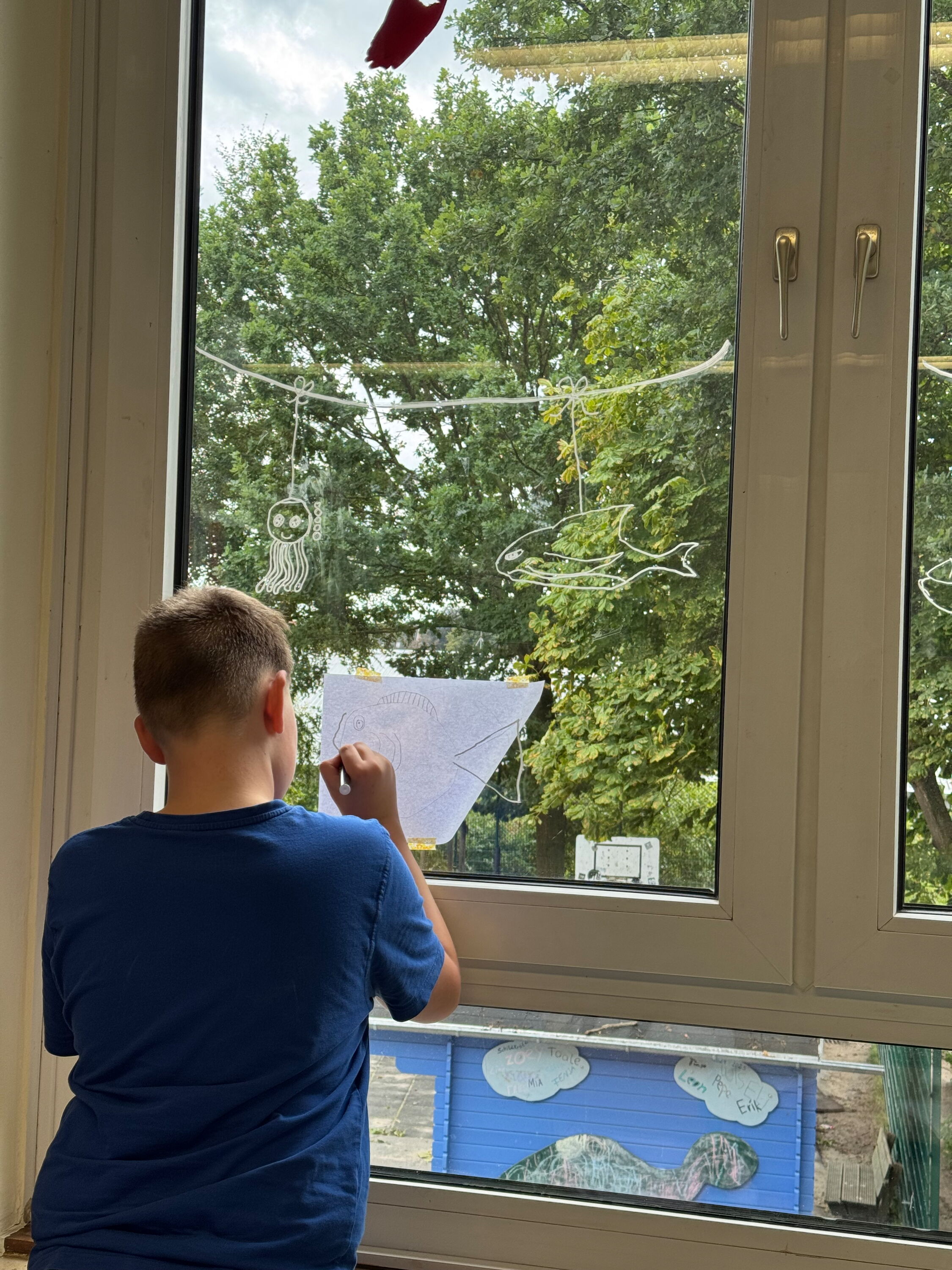 Ein Schüler malt ein Festerbild
