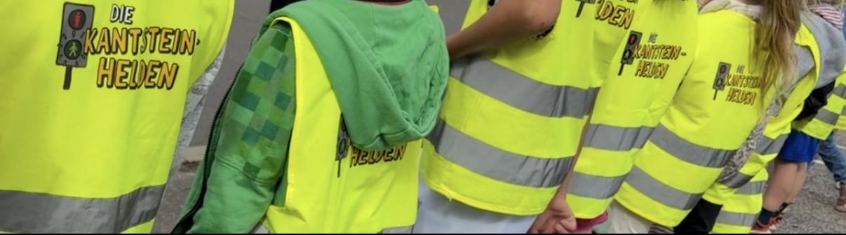 Kinder in Warnwesten von hinten