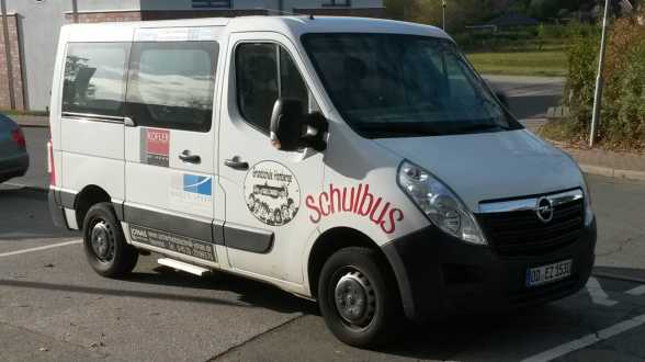 Der Schulbus der Grundschule Hamberge von vorn.